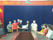 Nhóm thiện nguyện Hoa Ban Trắng trao  tặng 400 chiếc khẩu trang kháng khuẩn cho học sinh trường THCS Trần Can