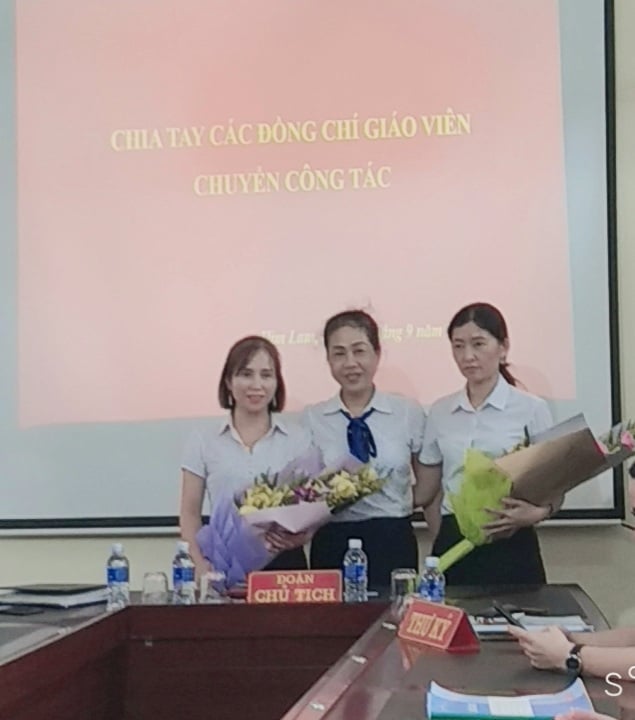 CHIA TAY 2 ĐỒNG CHÍ CHUYỂN CÔNG TÁC NĂM HỌC 2020 - 2021