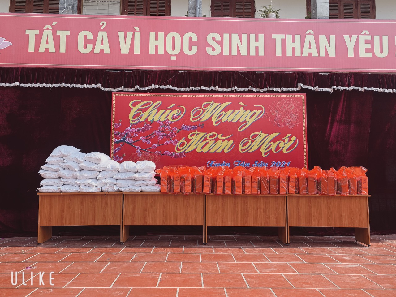 TRƯỜNG THCS TRẦN CAN TRAO QUÀ TẾT                      CHO CÁC EM HỌC SINH CÓ HOÀN CẢNH KHÓ KHĂN