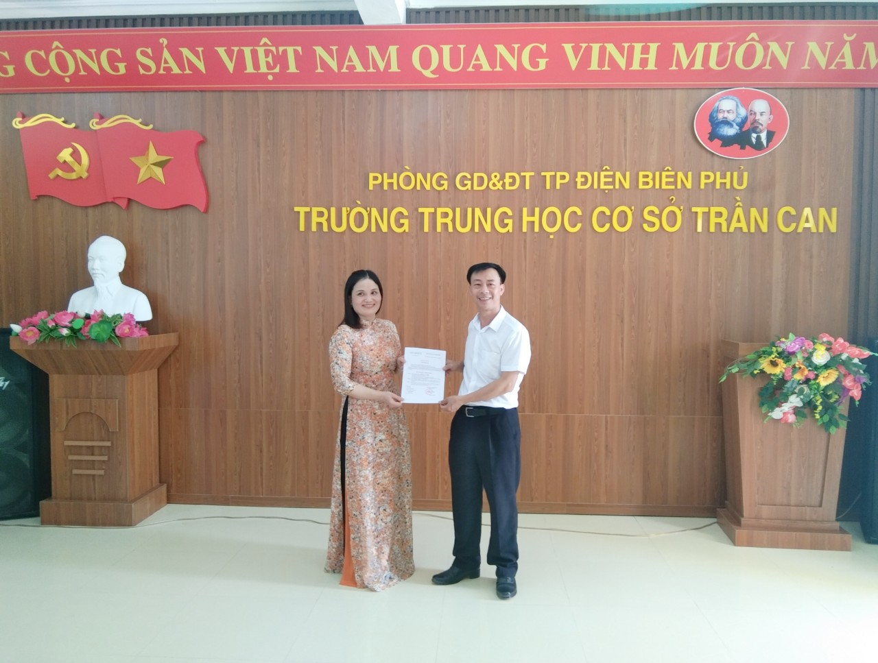 CHI BỘ TRƯỜNG THCS TRẦN CAN TỔ CHỨC LỄ KẾT NẠP ĐẢNG VIÊN MỚI